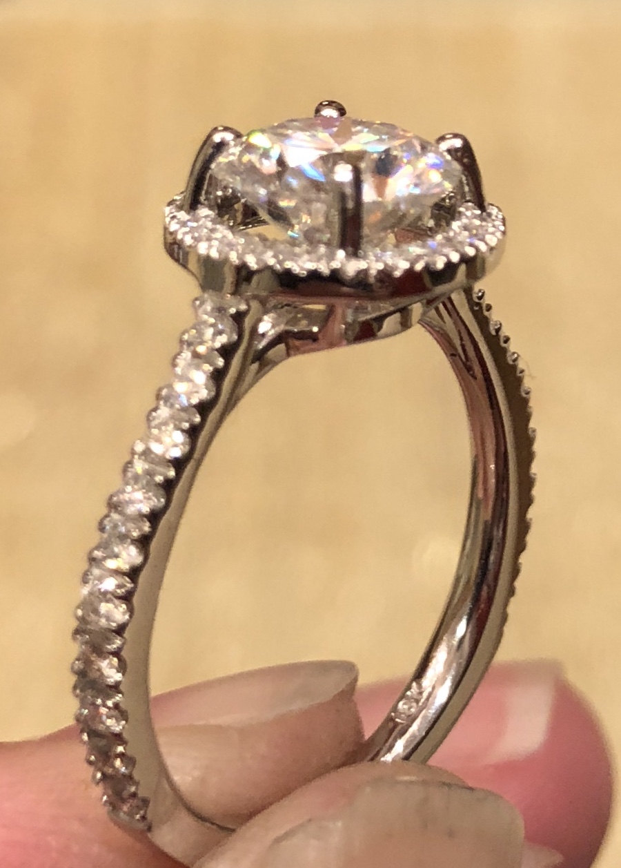 White gold ring with 1 carat round diamond 